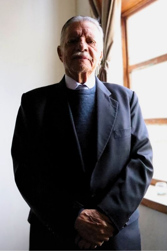 CÉSAR HERMIDAUn encuentro distante y cercano al mismo tiempo